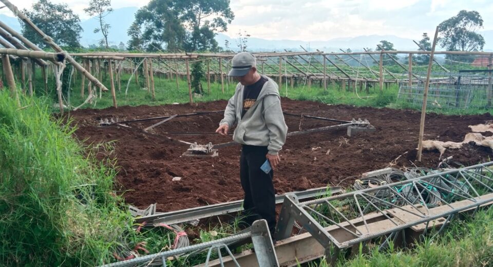 PELANGGARAN! TOWER BTS DI BANGUN DI DESA CISONDARI TANPA IJIN PBG