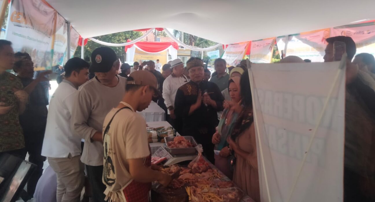 JELANG IDUL FITRI, ANGGOTA DPR RI FRAKSI GOLKAR GELORAKAN GERAKAN PANGAN MURAH DI KABUPATEN BANDUNG