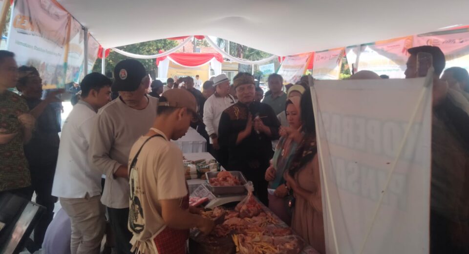 JELANG IDUL FITRI, ANGGOTA DPR RI FRAKSI GOLKAR GELORAKAN GERAKAN PANGAN MURAH DI KABUPATEN BANDUNG