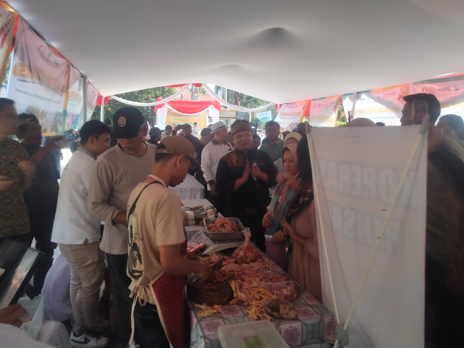 JELANG IDUL FITRI, ANGGOTA DPR RI FRAKSI GOLKAR GELORAKAN GERAKAN PANGAN MURAH DI KABUPATEN BANDUNG