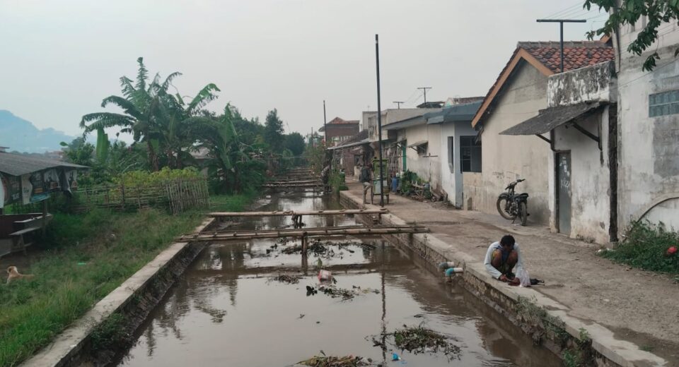 Pemasangan Tiang Fiber Optik di Bojongmalaka Semrawut, Warga Pertanyakan Izin dan Keamanan Kerja