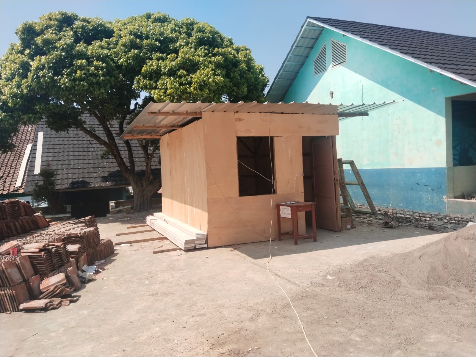 Papan Proyek Disembunyikan di Dalam Direksikit, Revitalisasi SMPN 1 Arjasari Dinilai Kurang Transparan dan Abaikan K3