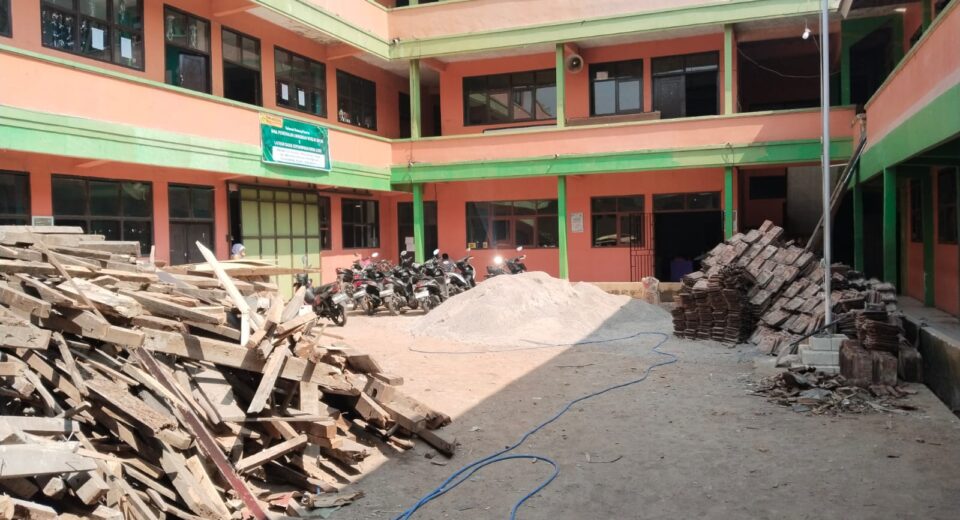 Proyek Revitalisasi SMA Plus Islam Pacet Soroti Masalah K3, Kepsek Diduga Bungkam dan Alergi Wartawan