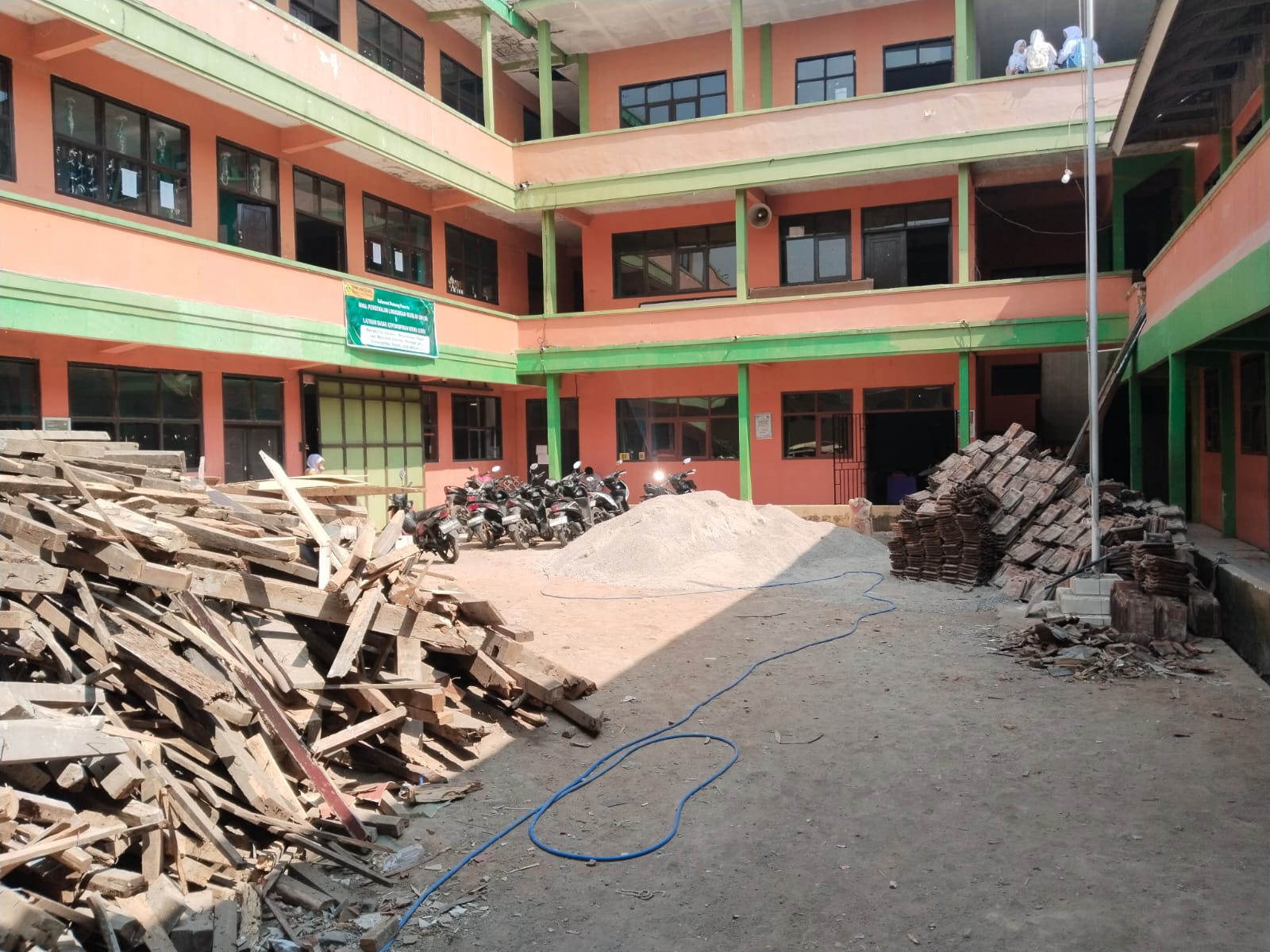 Proyek Revitalisasi SMA Plus Islam Pacet Soroti Masalah K3, Kepsek Diduga Bungkam dan Alergi Wartawan