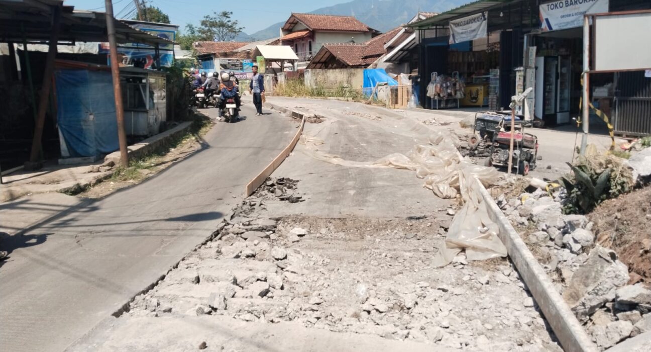Proyek Pembangunan Jalan Rabat Beton di Arjasari Disinyalir Tanpa Papan Informasi, Diduga Dibekingi Oknum Ormas