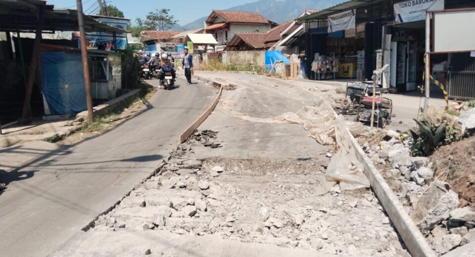 Proyek Pembangunan Jalan Rabat Beton di Arjasari Disinyalir Tanpa Papan Informasi, Diduga Dibekingi Oknum Ormas