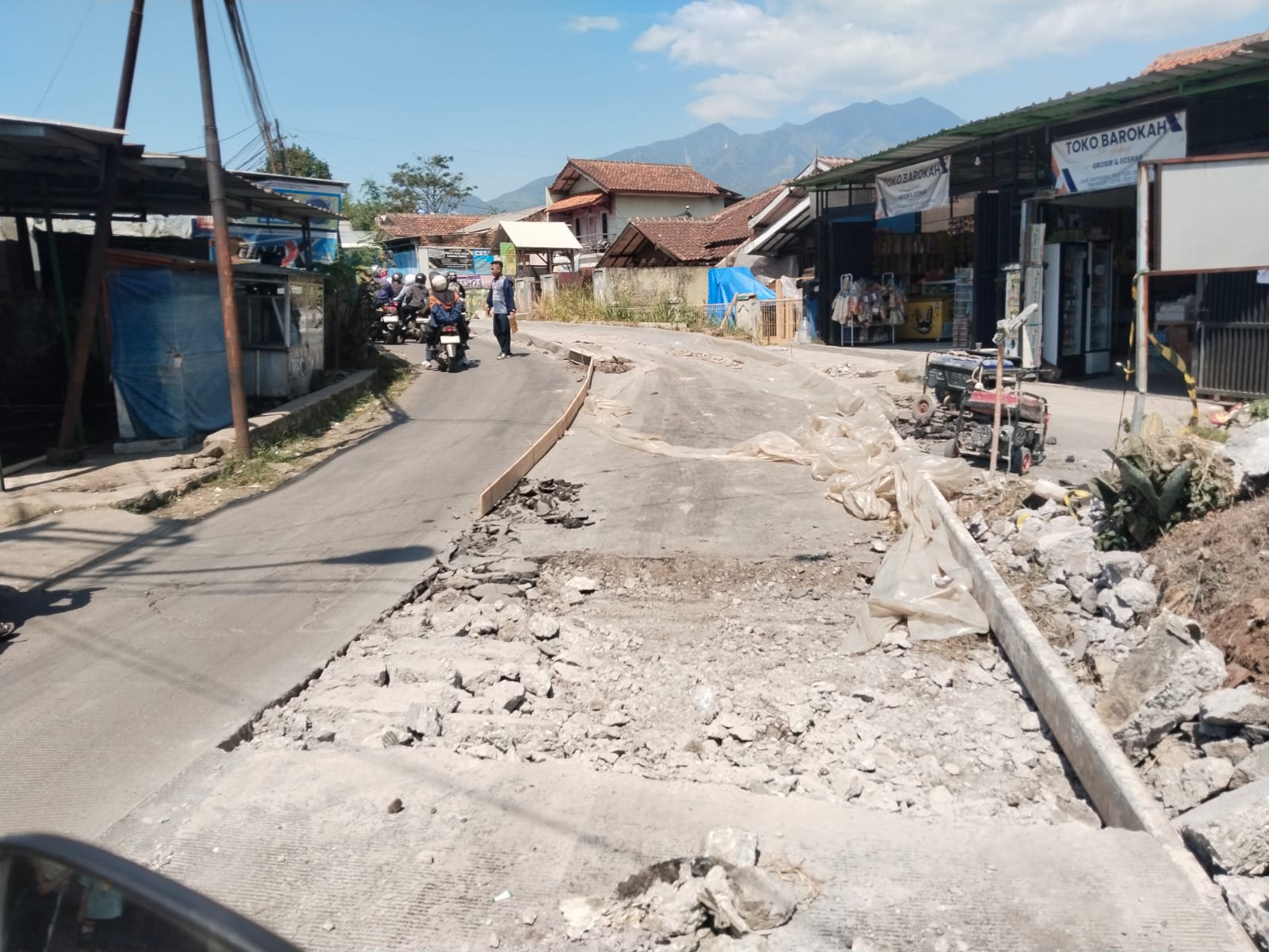 Proyek Pembangunan Jalan Rabat Beton di Arjasari Disinyalir Tanpa Papan Informasi, Diduga Dibekingi Oknum Ormas