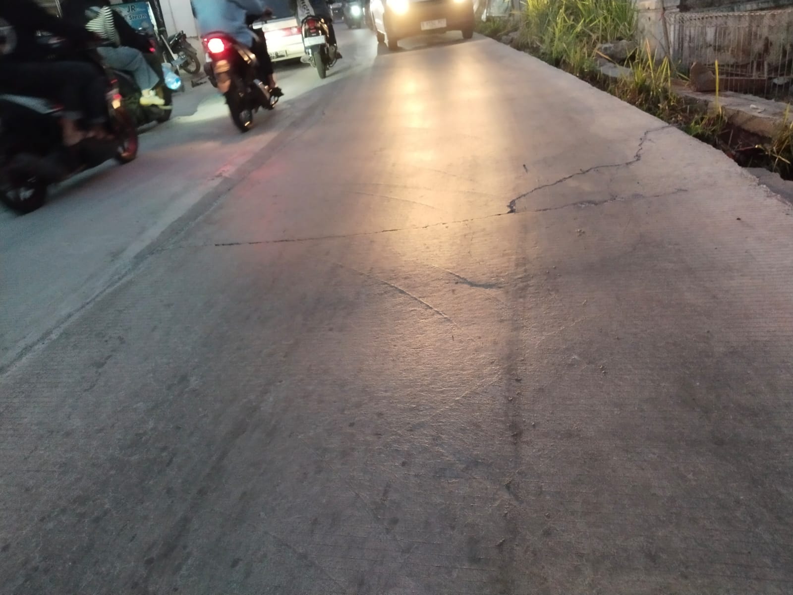 Baru Sebulan Selesai, Jalan Rabat Beton di Banjaran-Lebakwangi Sudah Retak dan Patah