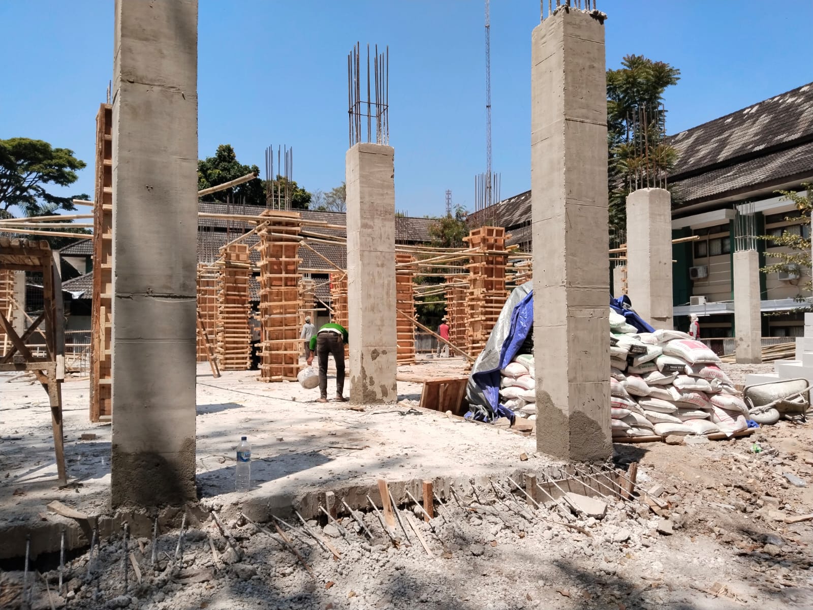 Proyek Pembangunan Gedung Diskominfo Kab. Bandung Disoal: K3 Diabaikan, Pejabat DPUTR Terkesan Sulit Ditemui