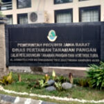 PENYULUHAN DAN PENYALURAN BANTUAN PANGAN TAHUN 2026 OLEH BAPANAS DAN BULOG DI DESA LENGKONG, KECAMATAN BOJONGSOANG