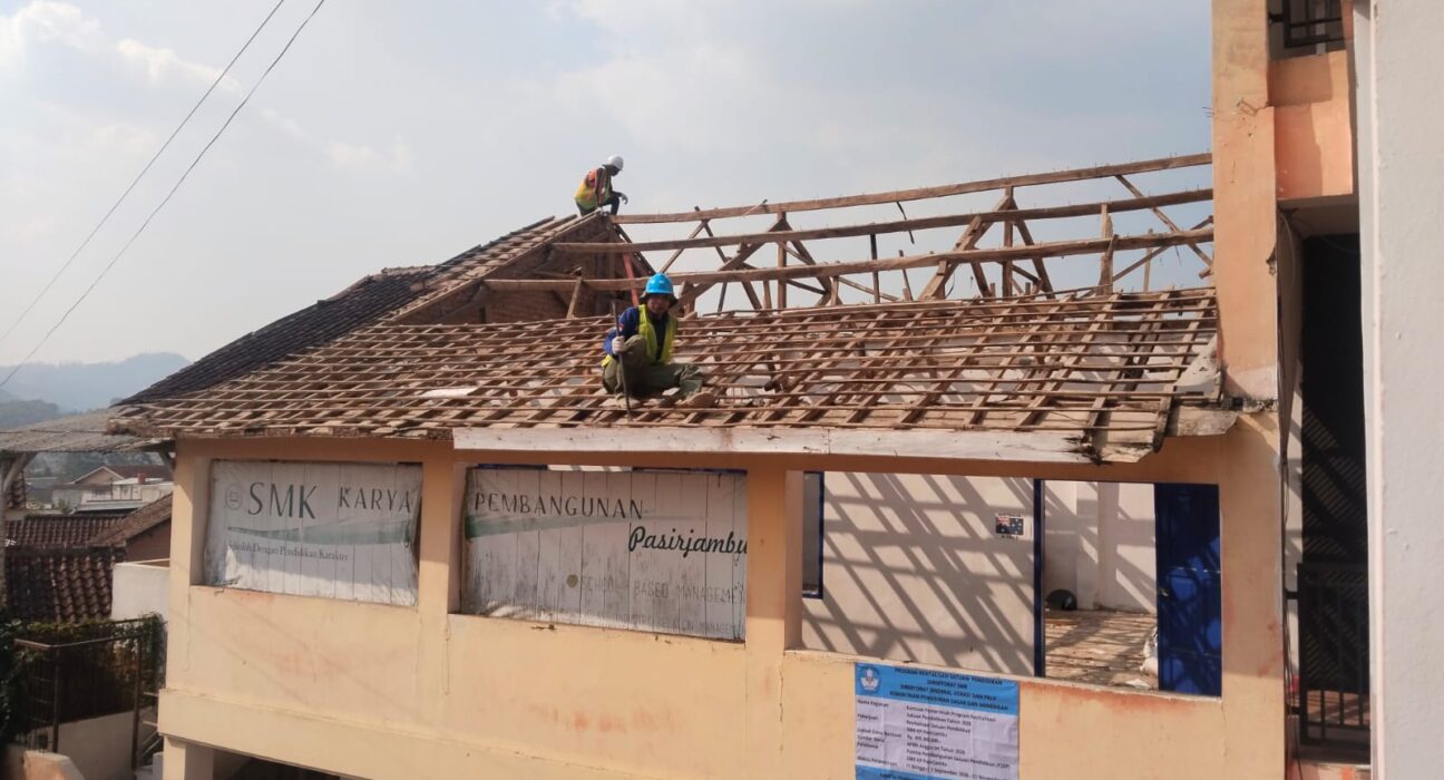 Revitalisasi SMK KP Pasirjambu Rp400 Juta Disorot: Diduga Diborongkan, Nihil Spanduk K3, dan Minim Pengawasan
