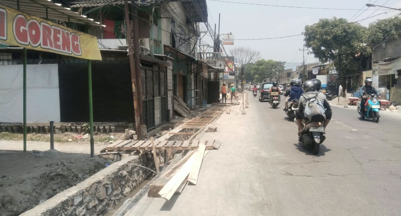 Tanpa Papan Informasi dan Standar K3, Proyek Drainase di Jalan Terusan Buahbatu-Bojongsoang Disorot Publik