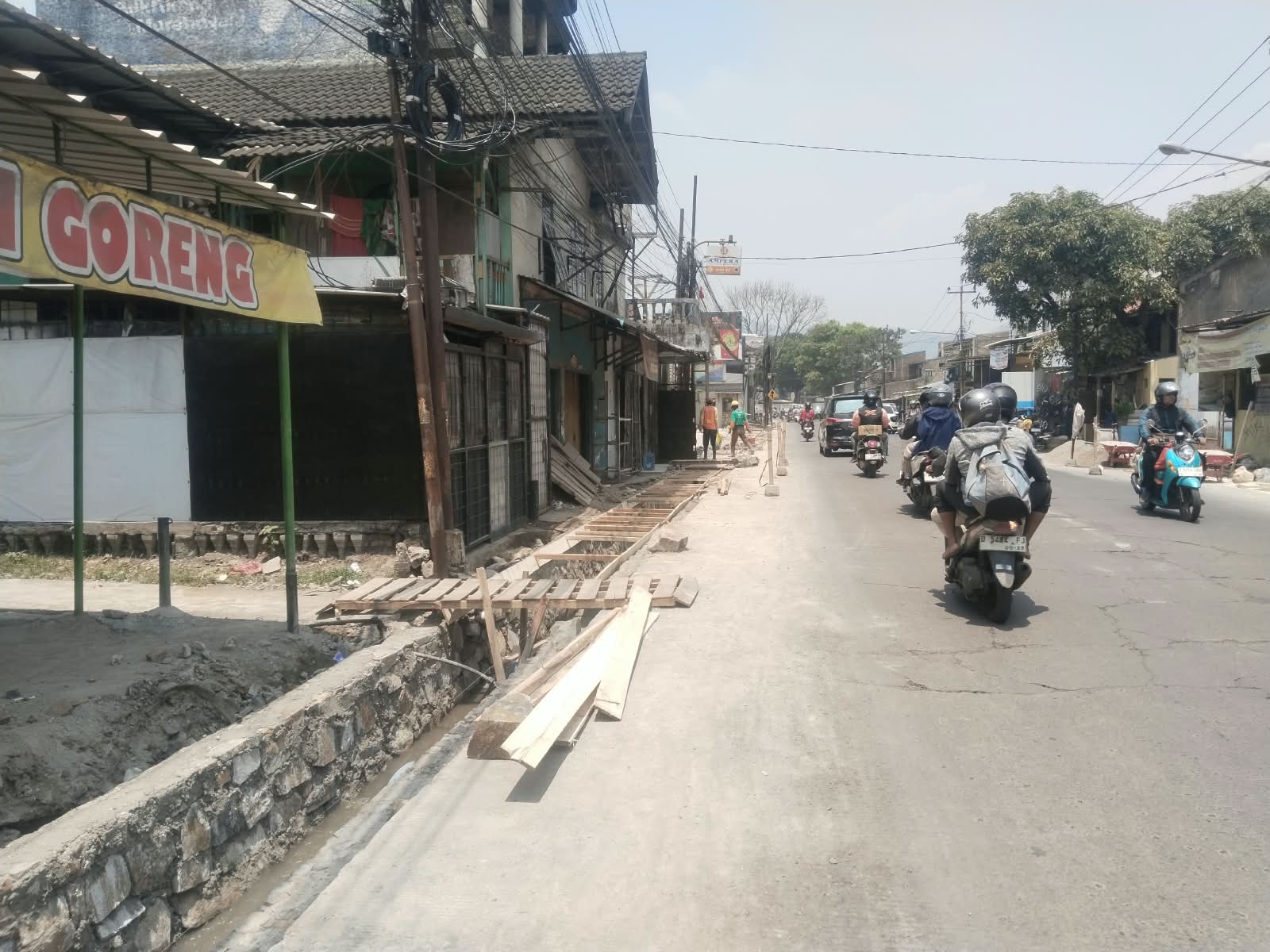 Tanpa Papan Informasi dan Standar K3, Proyek Drainase di Jalan Terusan Buahbatu-Bojongsoang Disorot Publik