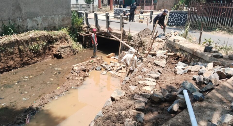 Diduga Proyek Siluman, Pembangunan Kirmir Jembatan Cibintinu Disinyalir Minim Transparansi dan Abaikan