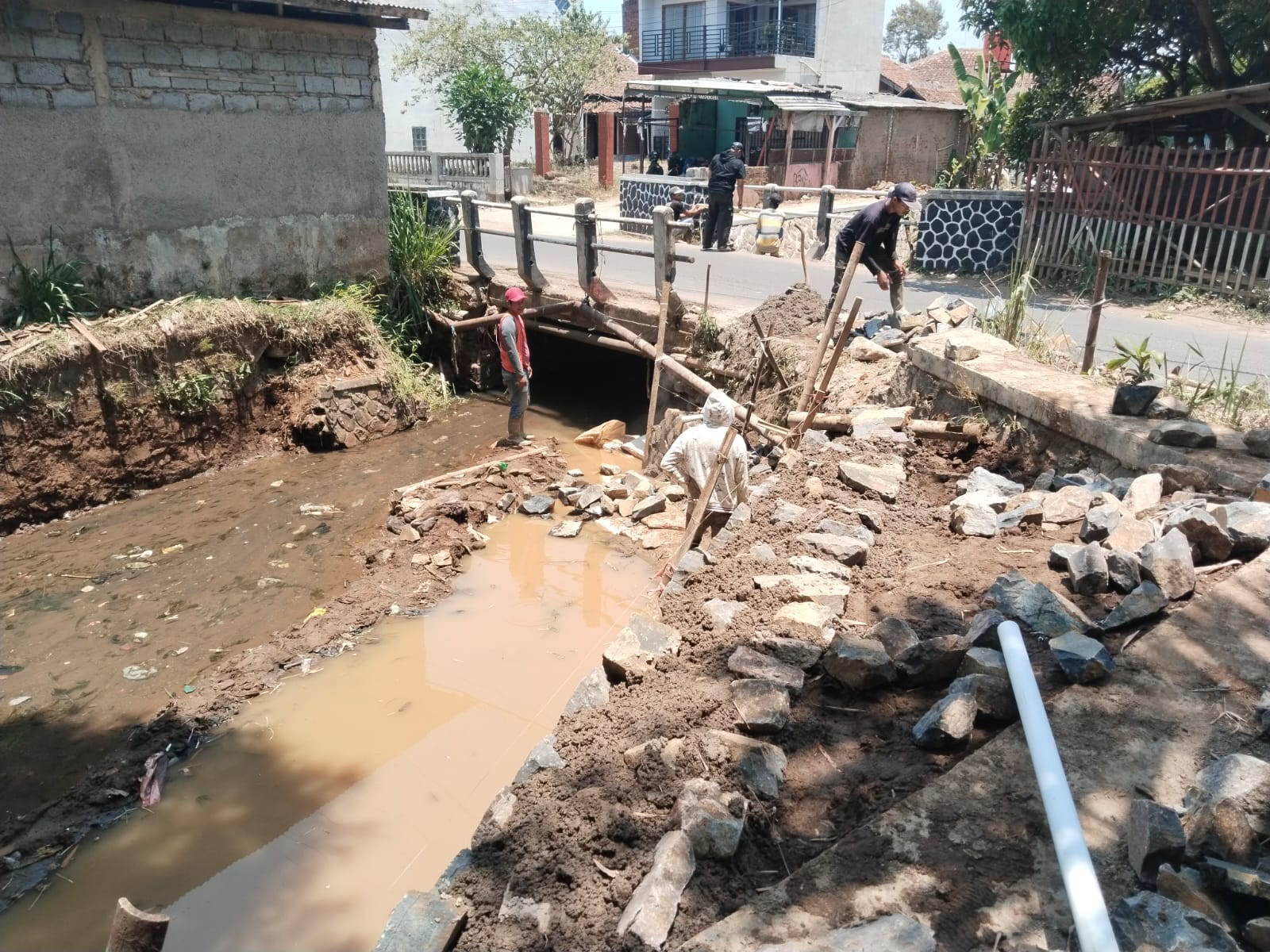 Diduga Proyek Siluman, Pembangunan Kirmir Jembatan Cibintinu Disinyalir Minim Transparansi dan Abaikan