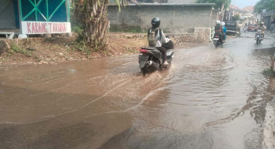 Diduga Dikerjakan Asal Jadi, Pembangunan TPT dan Jembatan di Susukan Cibintinu Pemicu Genangan Air