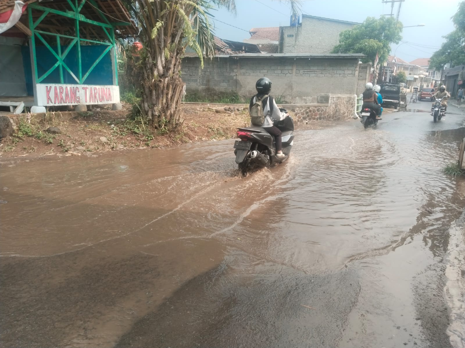 Diduga Dikerjakan Asal Jadi, Pembangunan TPT dan Jembatan di Susukan Cibintinu Pemicu Genangan Air