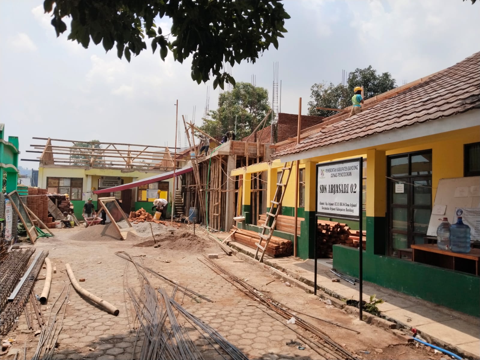 Dugaan Pemotongan HOK Pekerja Mulai Terendus di Kegiatan Revitalisasi SDN Arjasari 2