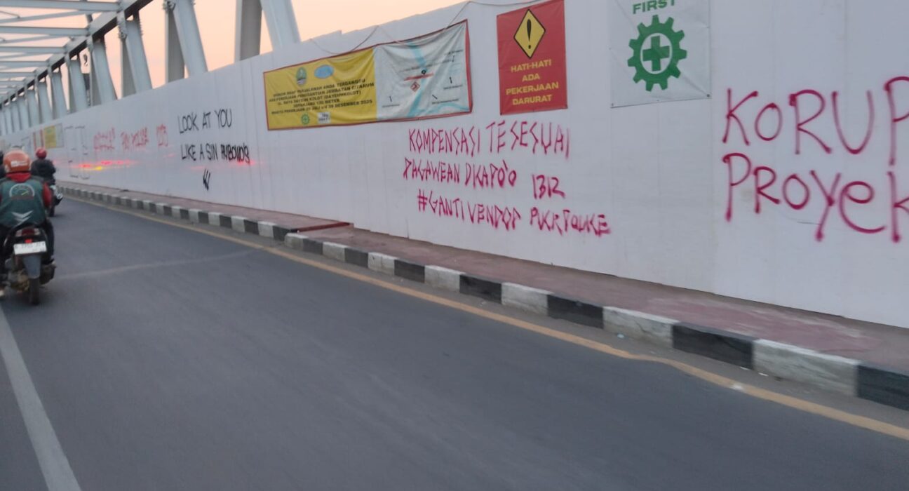Proyek Penggantian Jembatan Citarum Pemicu Kemacetan Parah di Dayeuhkolot, Dinding Proyek Diwarnai Coretan Kritik