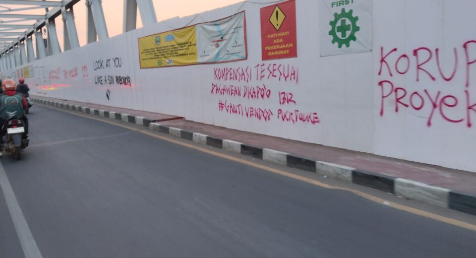 Proyek Penggantian Jembatan Citarum Pemicu Kemacetan Parah di Dayeuhkolot, Dinding Proyek Diwarnai Coretan Kritik