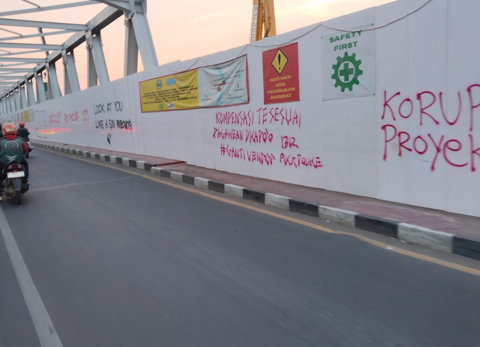 Proyek Penggantian Jembatan Citarum Pemicu Kemacetan Parah di Dayeuhkolot, Dinding Proyek Diwarnai Coretan Kritik